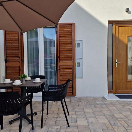 Apartments Miamare Примоштен Экстерьер фото