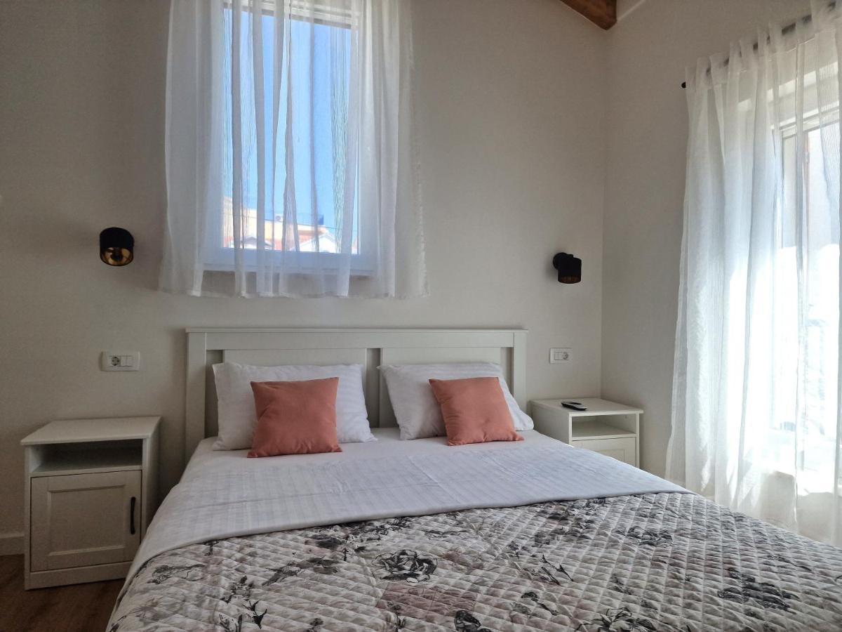 Apartments Miamare Примоштен Экстерьер фото