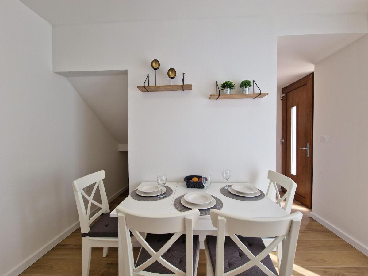 Apartments Miamare Примоштен Экстерьер фото
