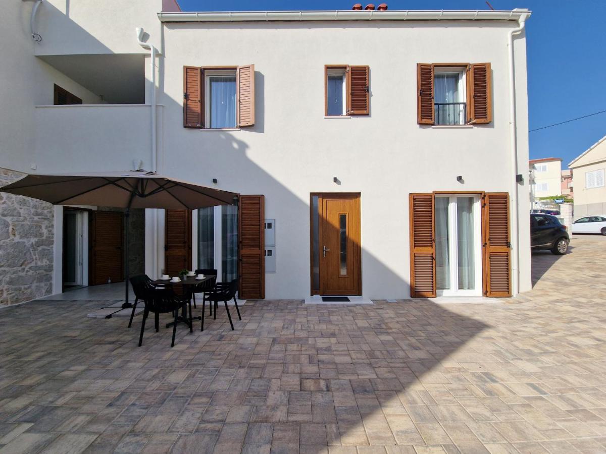 Apartments Miamare Примоштен Экстерьер фото