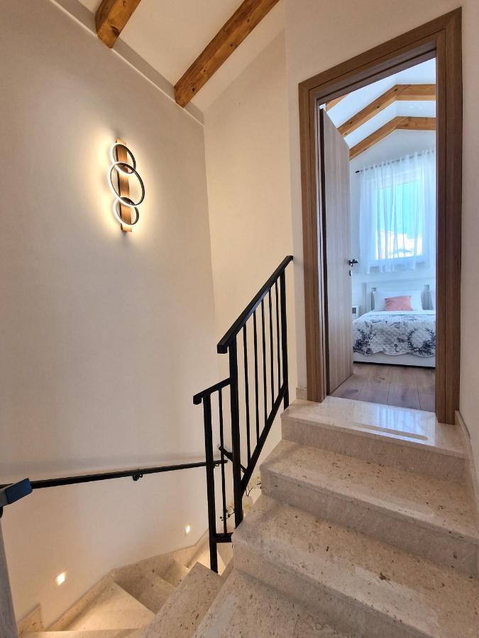 Apartments Miamare Примоштен Экстерьер фото