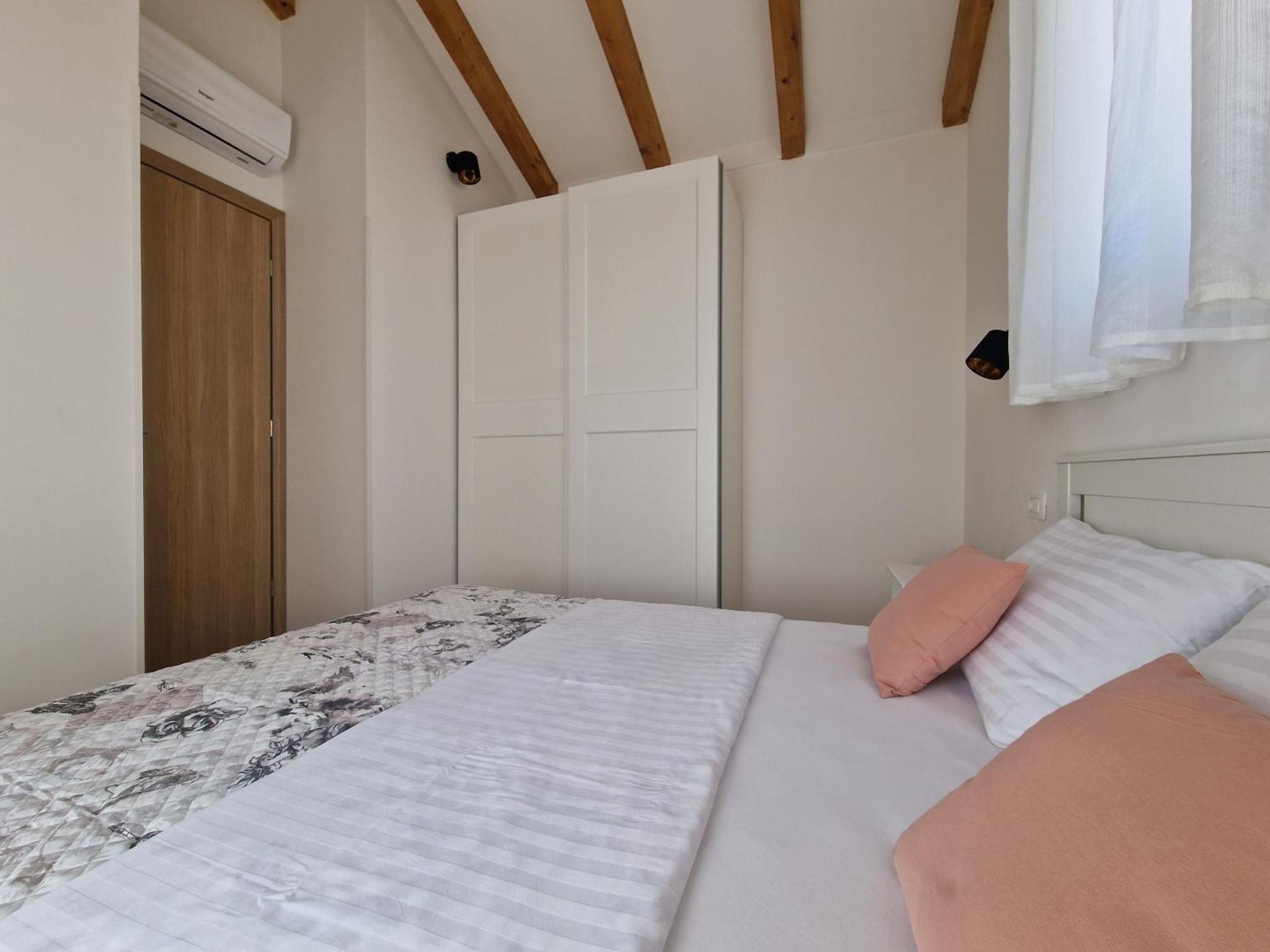 Apartments Miamare Примоштен Экстерьер фото
