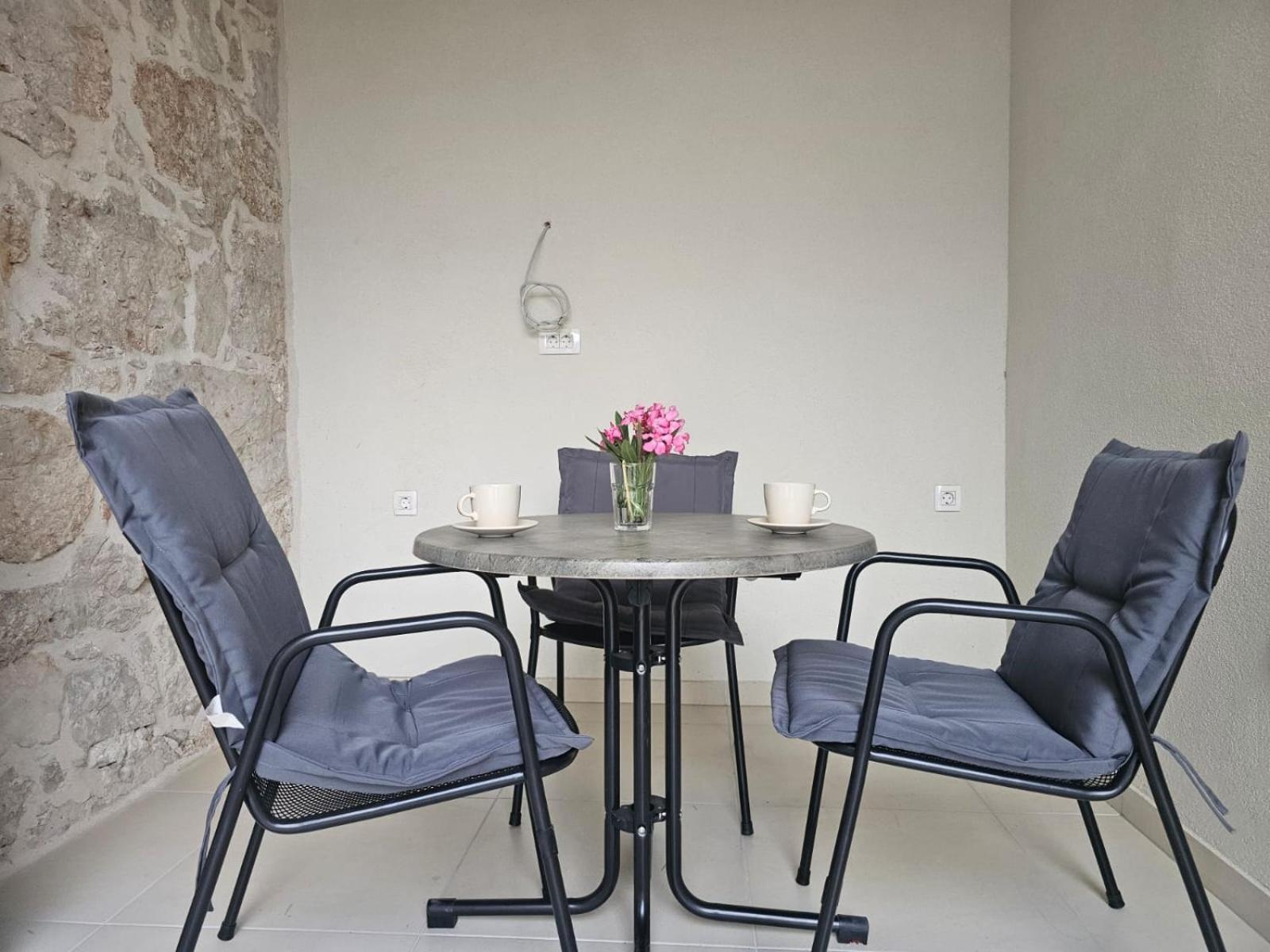Apartments Miamare Примоштен Экстерьер фото